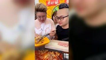 女孩被男孩拐娱乐吃瓜酱